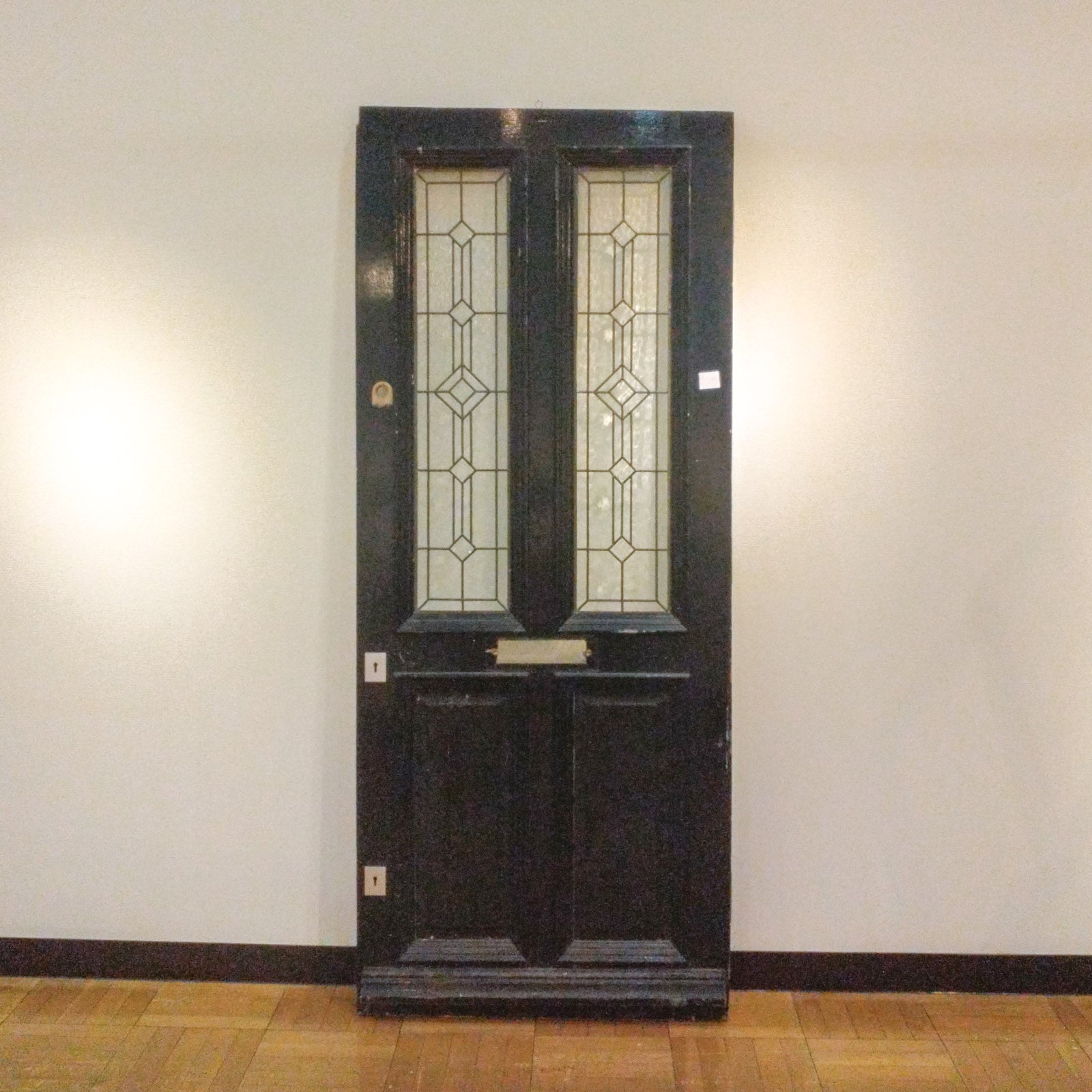 ブラックとホワイトの違う装いが楽しめる ステンドグラス アンティーク