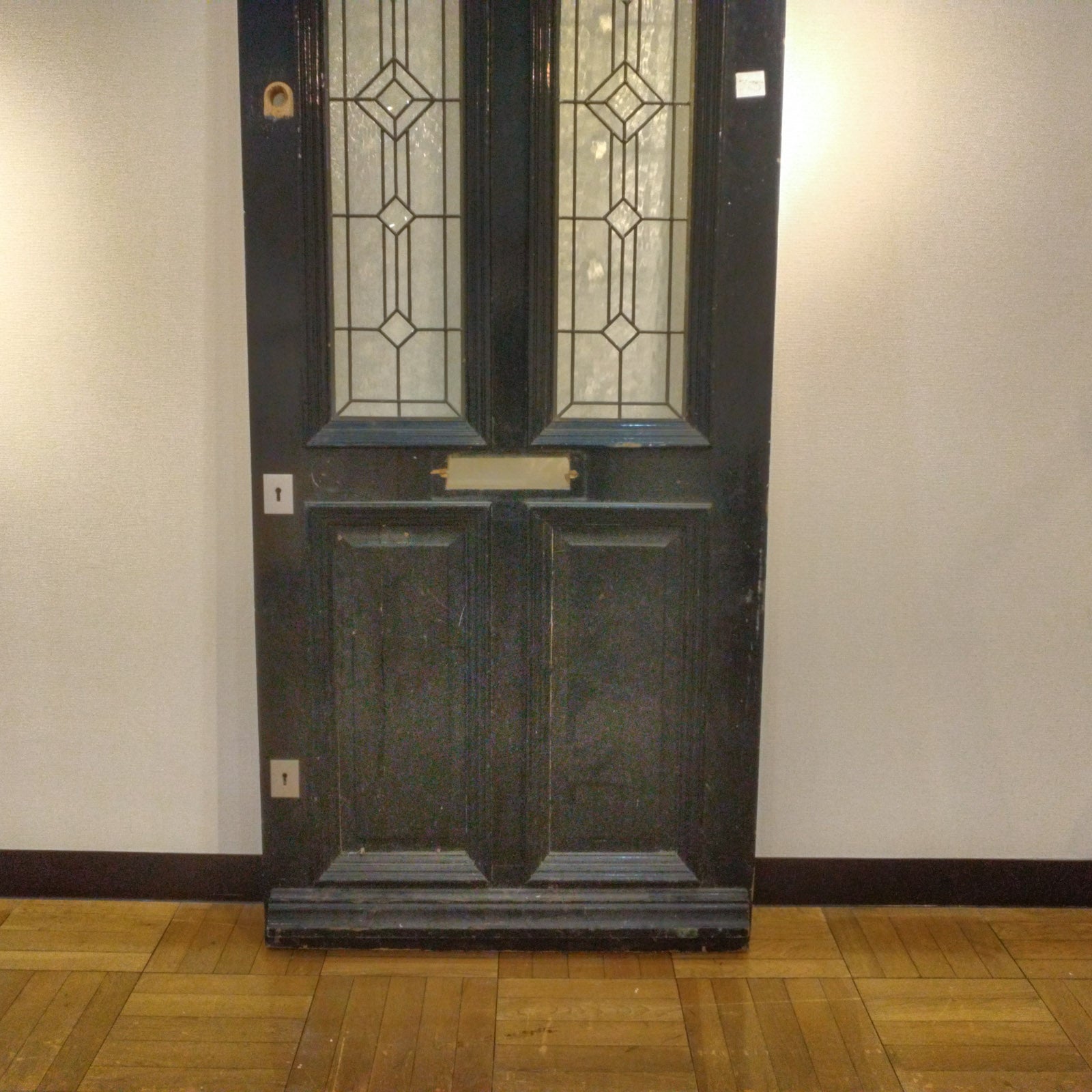 ブラックとホワイトの違う装いが楽しめる ステンドグラス アンティーク