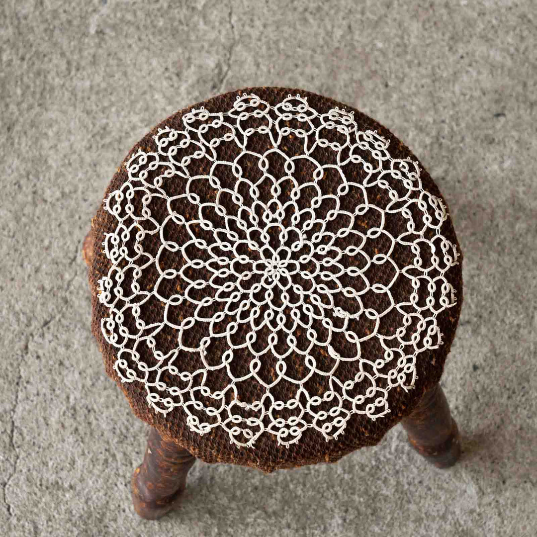 使い込まれた天然木に白いレースの刺繍の座面が可愛らしい ミルキングスツール[m]