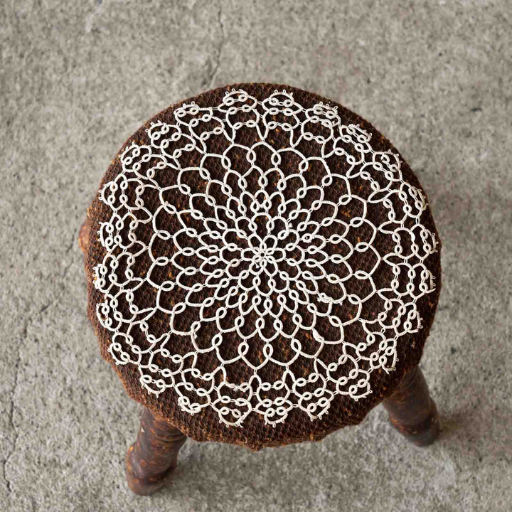 使い込まれた天然木に白いレースの刺繍の座面が可愛らしい ミルキングスツール[m]