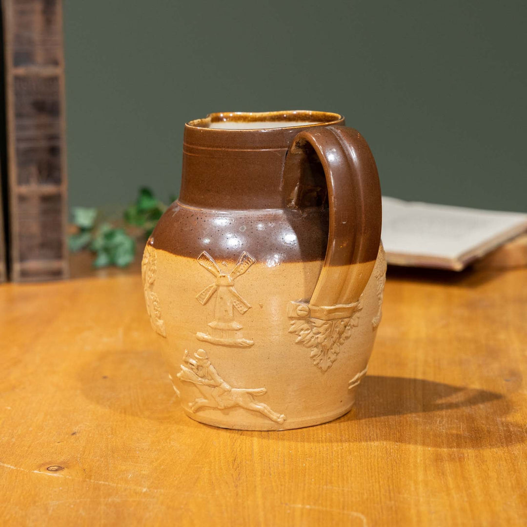 【ROYAL DOULTON ロイヤルドルトン】楽しそうにお酒を飲む人や風車などがエンボスされた ウォータージャグ[m]