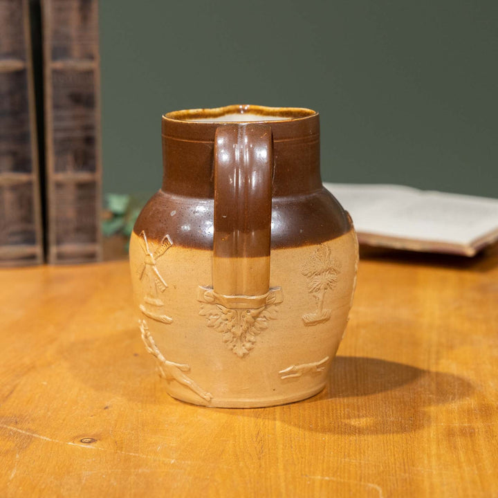 【ROYAL DOULTON ロイヤルドルトン】楽しそうにお酒を飲む人や風車などがエンボスされた ウォータージャグ[m]