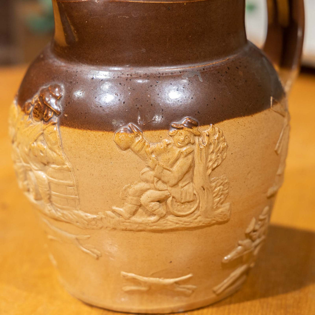 【ROYAL DOULTON ロイヤルドルトン】楽しそうにお酒を飲む人や風車などがエンボスされた ウォータージャグ[m]