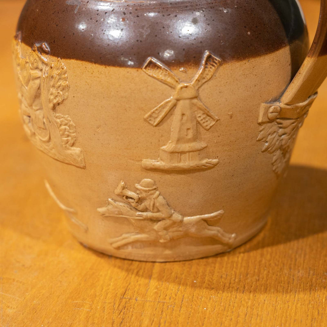 【ROYAL DOULTON ロイヤルドルトン】楽しそうにお酒を飲む人や風車などがエンボスされた ウォータージャグ[m]