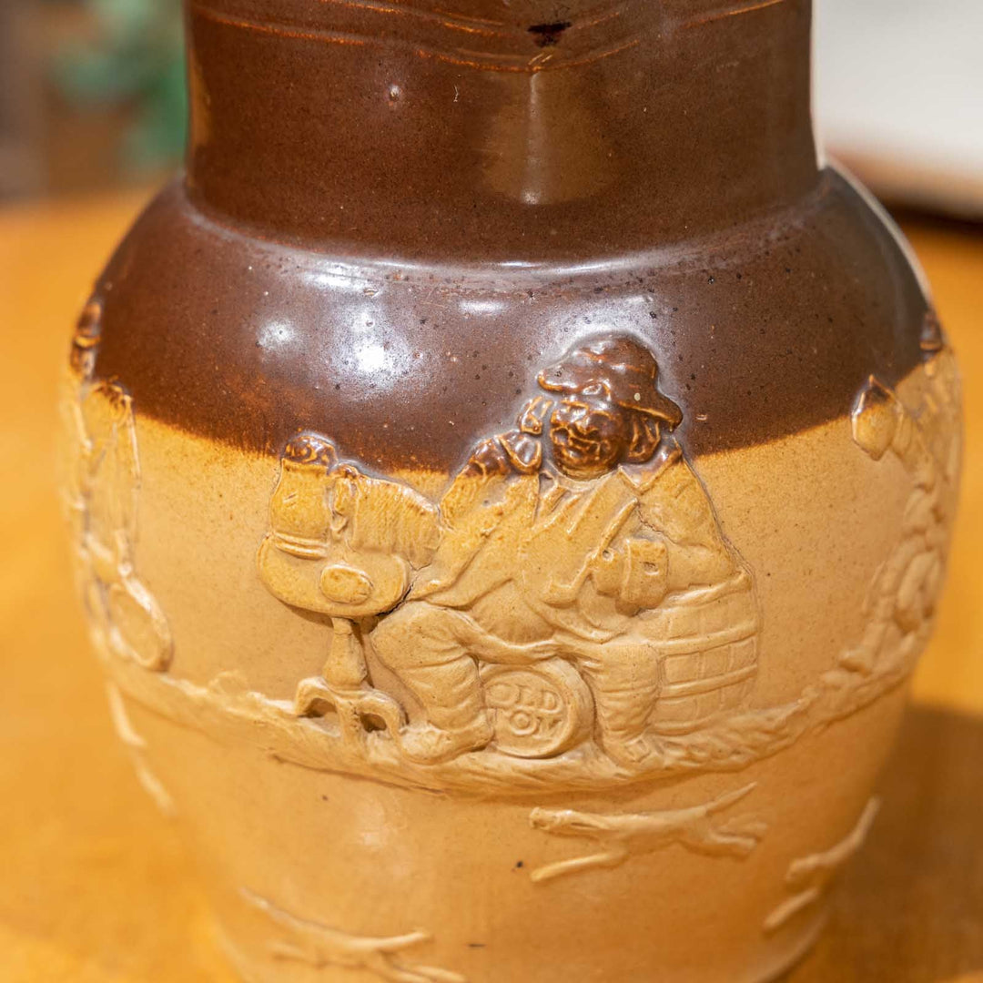 【ROYAL DOULTON ロイヤルドルトン】楽しそうにお酒を飲む人や風車などがエンボスされた ウォータージャグ[m]