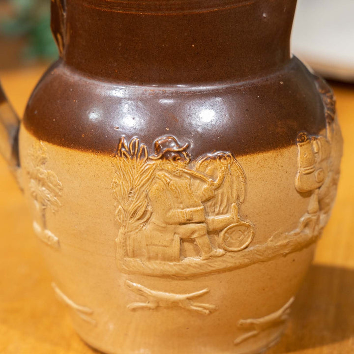 【ROYAL DOULTON ロイヤルドルトン】楽しそうにお酒を飲む人や風車などがエンボスされた ウォータージャグ[m]