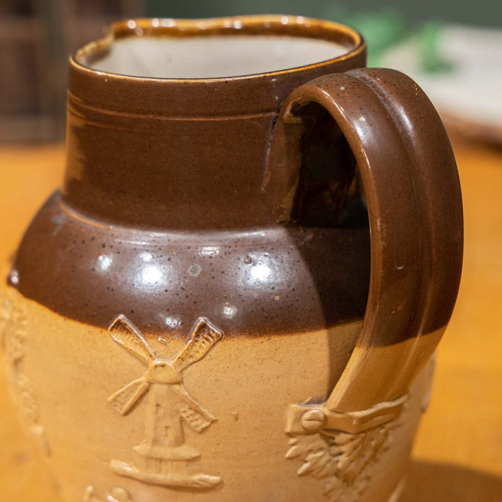 【ROYAL DOULTON ロイヤルドルトン】楽しそうにお酒を飲む人や風車などがエンボスされた ウォータージャグ[m]