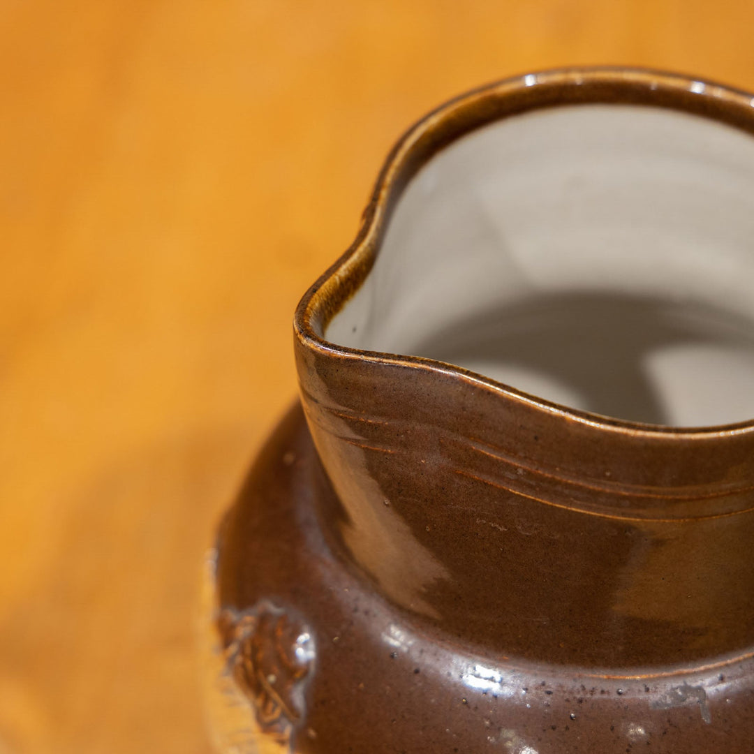 【ROYAL DOULTON ロイヤルドルトン】楽しそうにお酒を飲む人や風車などがエンボスされた ウォータージャグ[m]