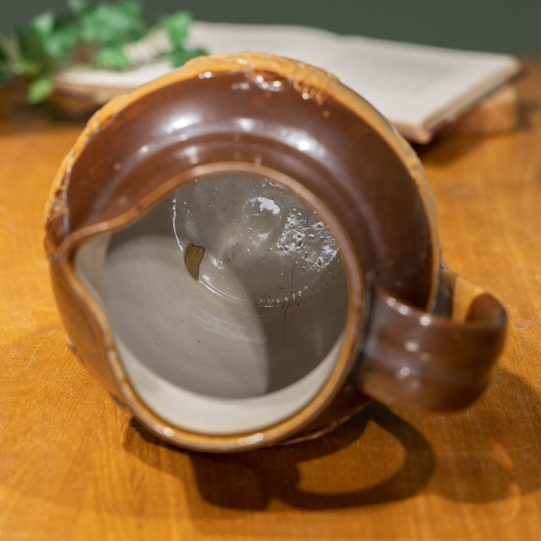 【ROYAL DOULTON ロイヤルドルトン】楽しそうにお酒を飲む人や風車などがエンボスされた ウォータージャグ[m]