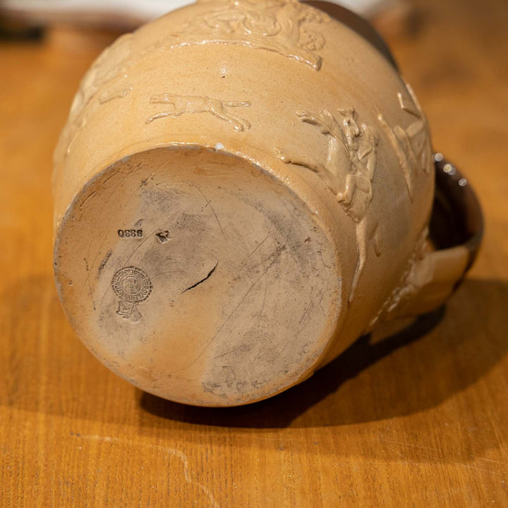 【ROYAL DOULTON ロイヤルドルトン】楽しそうにお酒を飲む人や風車などがエンボスされた ウォータージャグ[m]