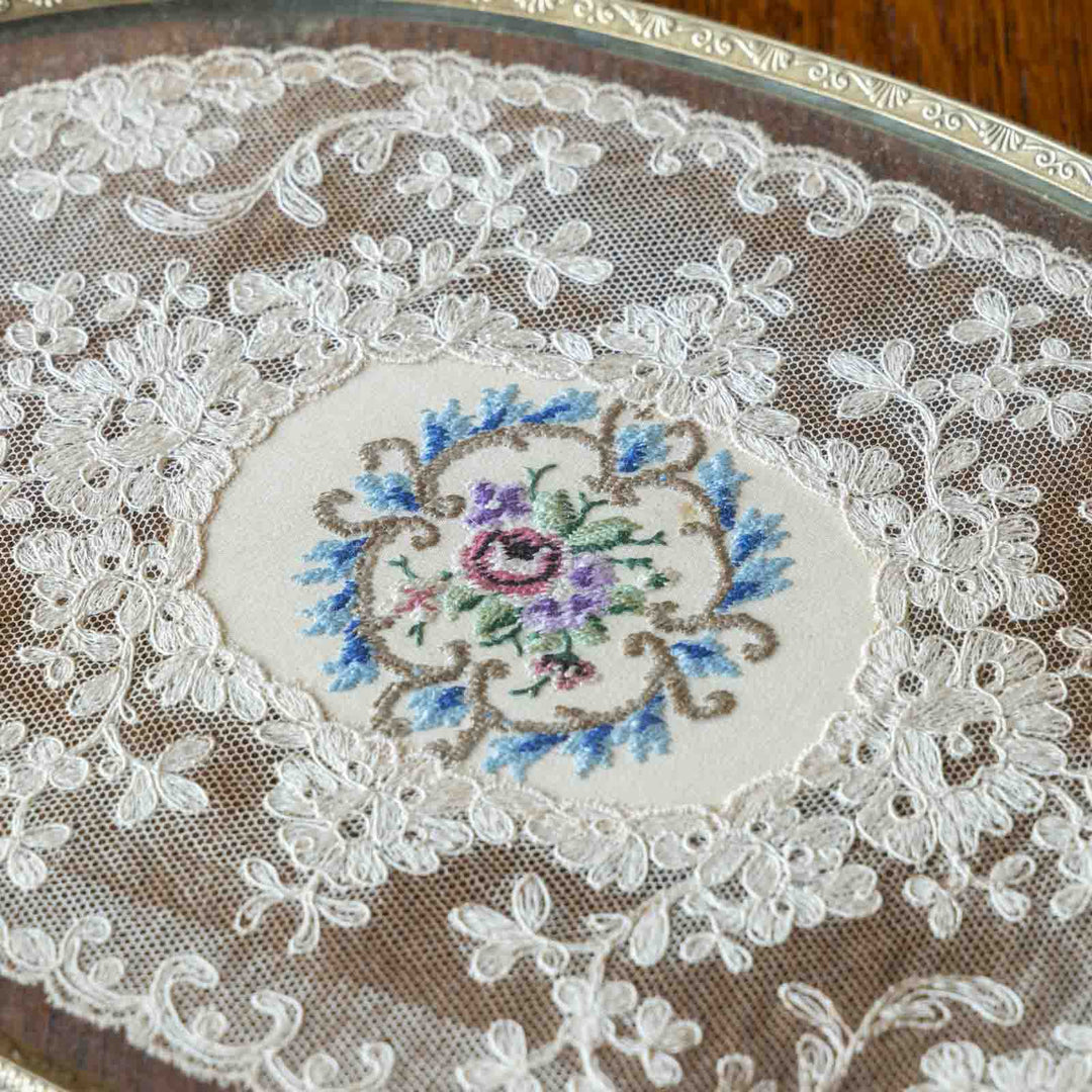 繊細な透かし装飾のフレームにプティポワンの刺繍が可憐 オーバル ドレッシングトレイ /23D[m]