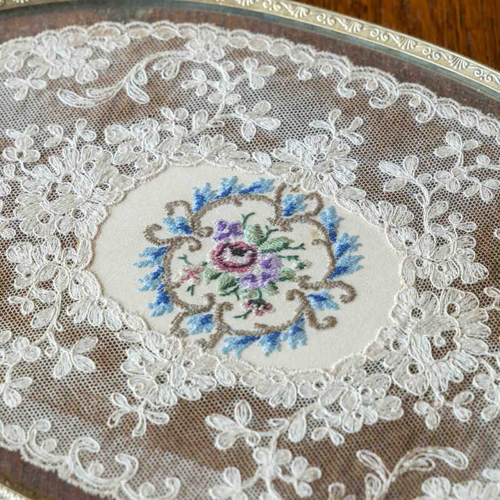 繊細な透かし装飾のフレームにプティポワンの刺繍が可憐 オーバル ドレッシングトレイ /23D[m]