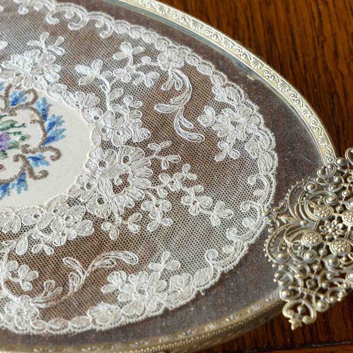 繊細な透かし装飾のフレームにプティポワンの刺繍が可憐 オーバル ドレッシングトレイ /23D[m]