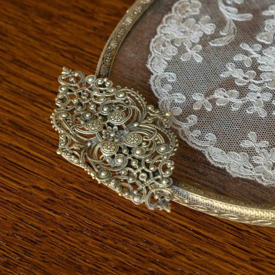 繊細な透かし装飾のフレームにプティポワンの刺繍が可憐 オーバル ドレッシングトレイ /23D[m]