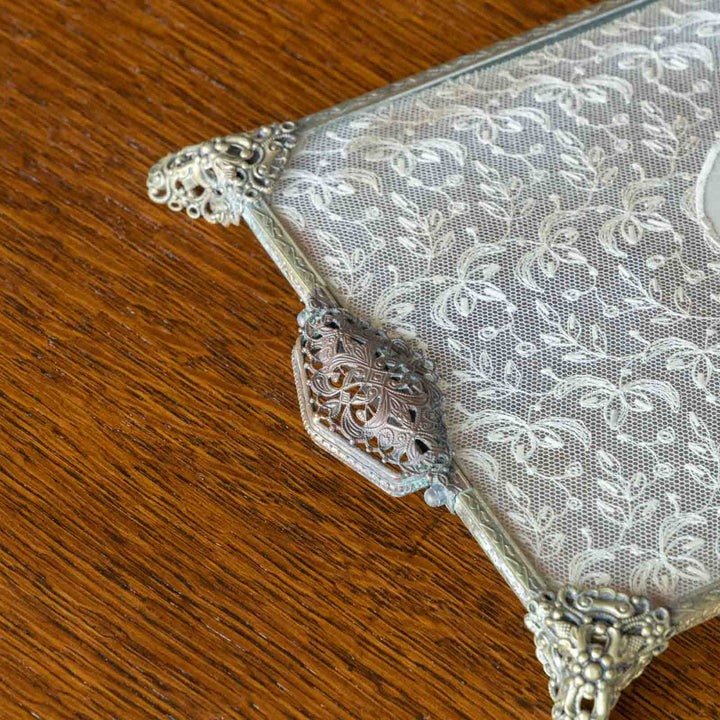 繊細な透かし装飾のフレームにプティポワンの刺繍が可憐 レクタングル ドレッシングトレイ /23D-B[m]