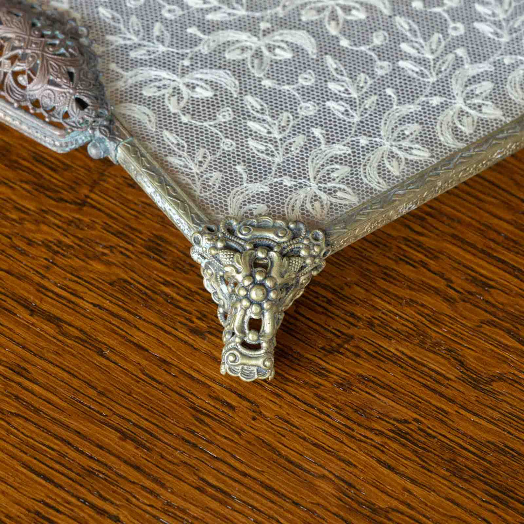 繊細な透かし装飾のフレームにプティポワンの刺繍が可憐 レクタングル ドレッシングトレイ /23D-B[m]
