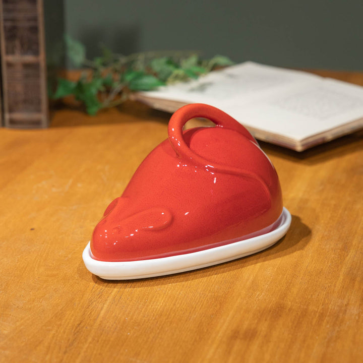 真っ赤なネズミモチーフのカバーがユニーク 陶器のチーズドーム[m]