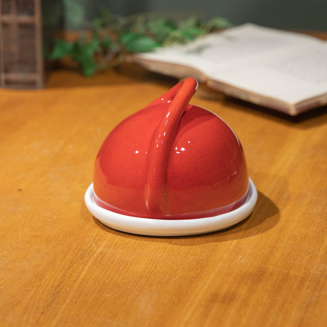 真っ赤なネズミモチーフのカバーがユニーク 陶器のチーズドーム[m]