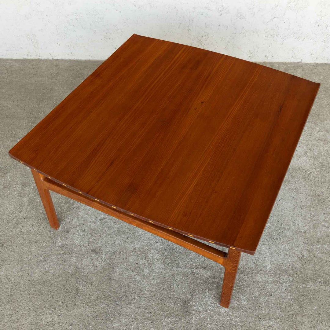緩やかなカーブや端の反りなどこだわりが詰まったデザイン チーク コーヒーテーブル[m]