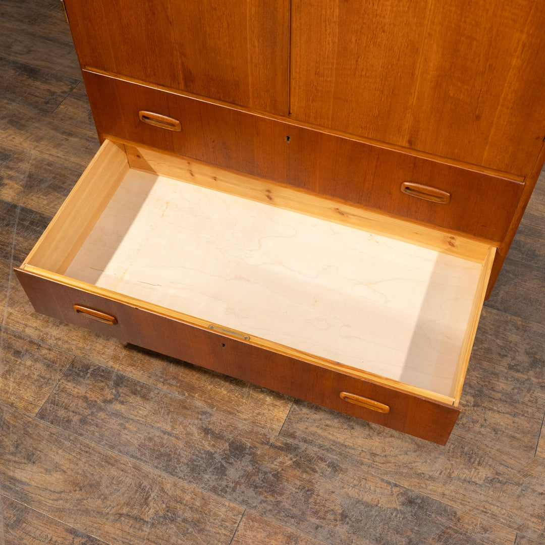 飽きのこないシンプルなデザインがお部屋に馴染む チーク キャビネット[m]