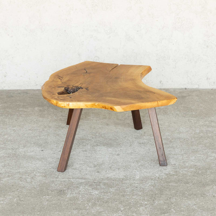 一枚板の自然な形を生かした個性あふれる逸品 コーヒーテーブル[m]