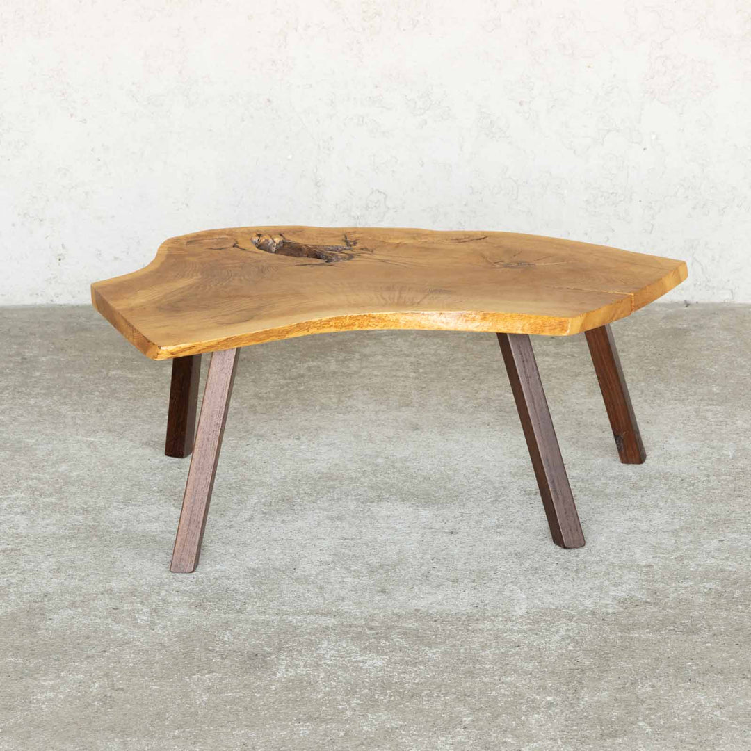 一枚板の自然な形を生かした個性あふれる逸品 コーヒーテーブル[m]