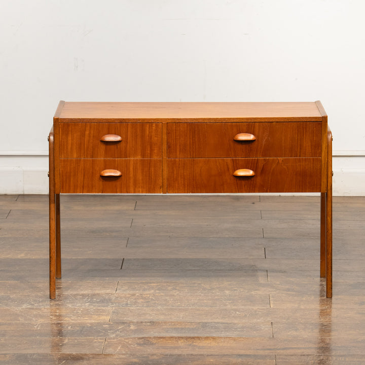 スタイリッシュなデザインに使い勝手の良いコンパクトサイズ ベッドサイドチェスト /23E-2