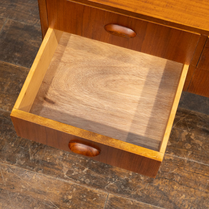 スタイリッシュなデザインに使い勝手の良いコンパクトサイズ ベッドサイドチェスト /23E-2