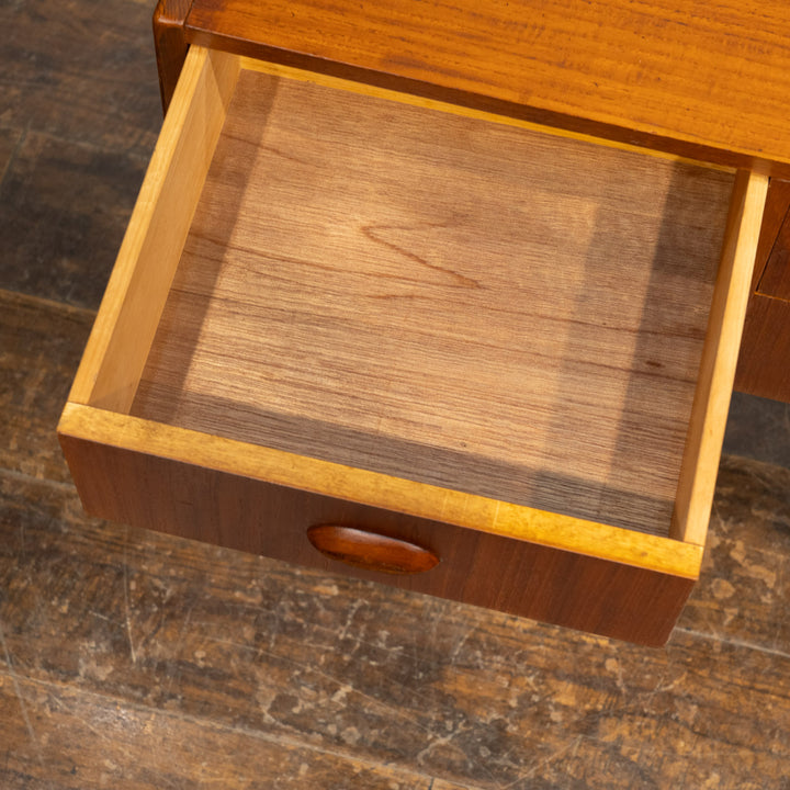 スタイリッシュなデザインに使い勝手の良いコンパクトサイズ ベッドサイドチェスト /23E-2