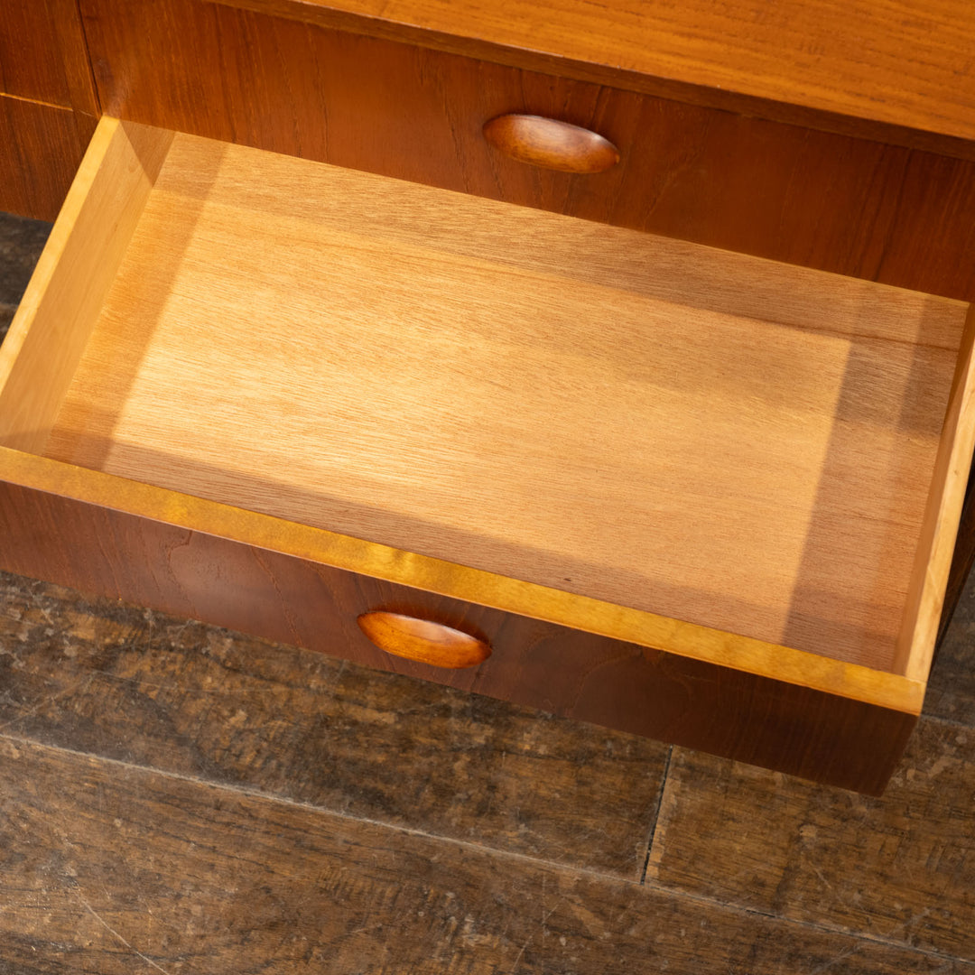 スタイリッシュなデザインに使い勝手の良いコンパクトサイズ ベッドサイドチェスト /23E-2