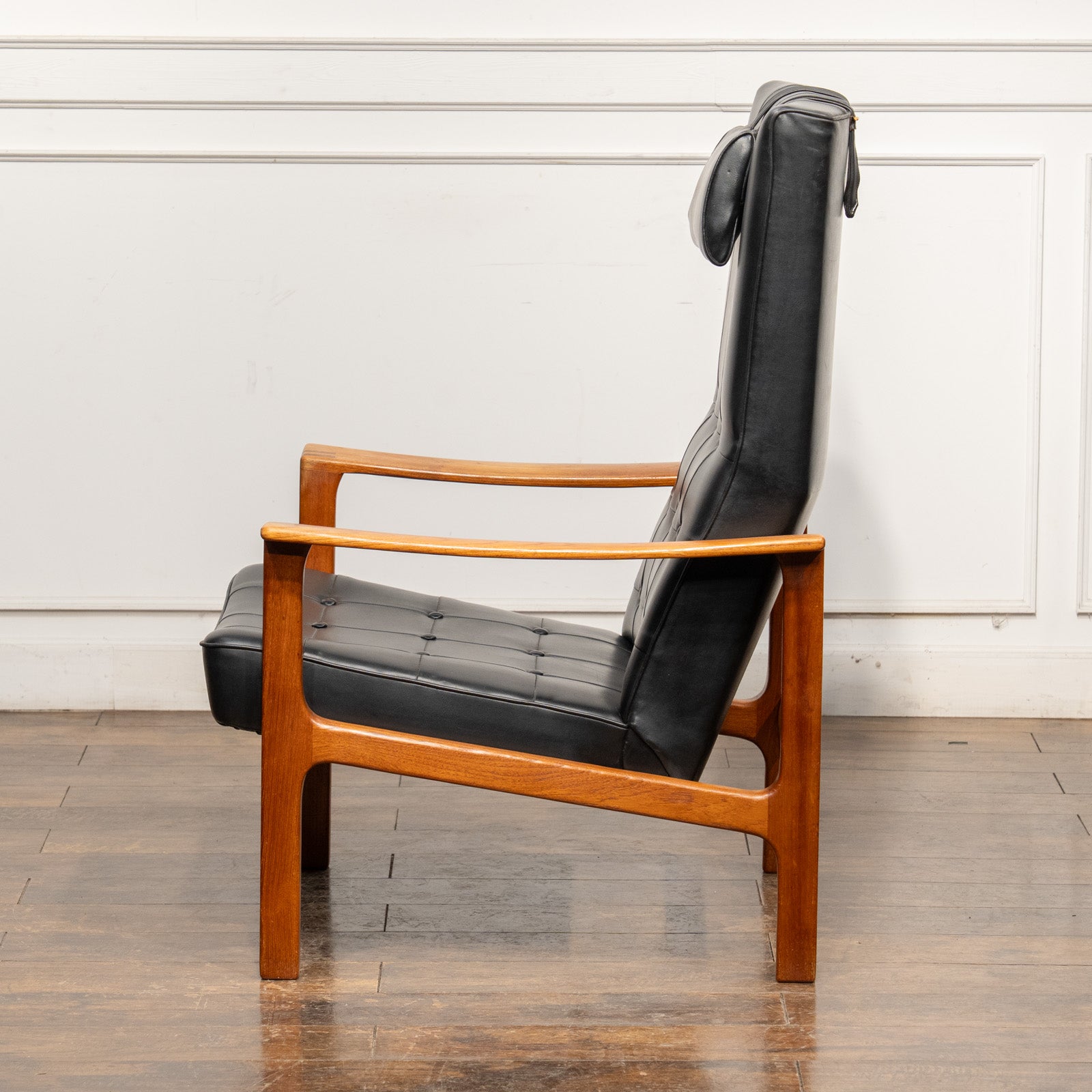 緩やかなカーブを描いたフレームが特徴的 チーク イージーチェア /23E