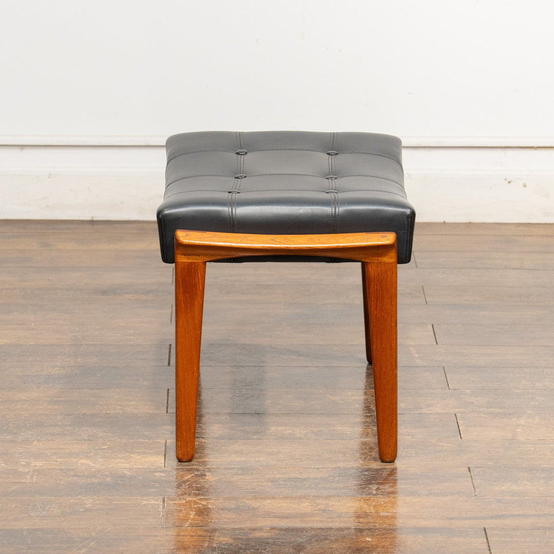 緩やかなカーブを描いたフレームが特徴的 チーク フットスツール /23E