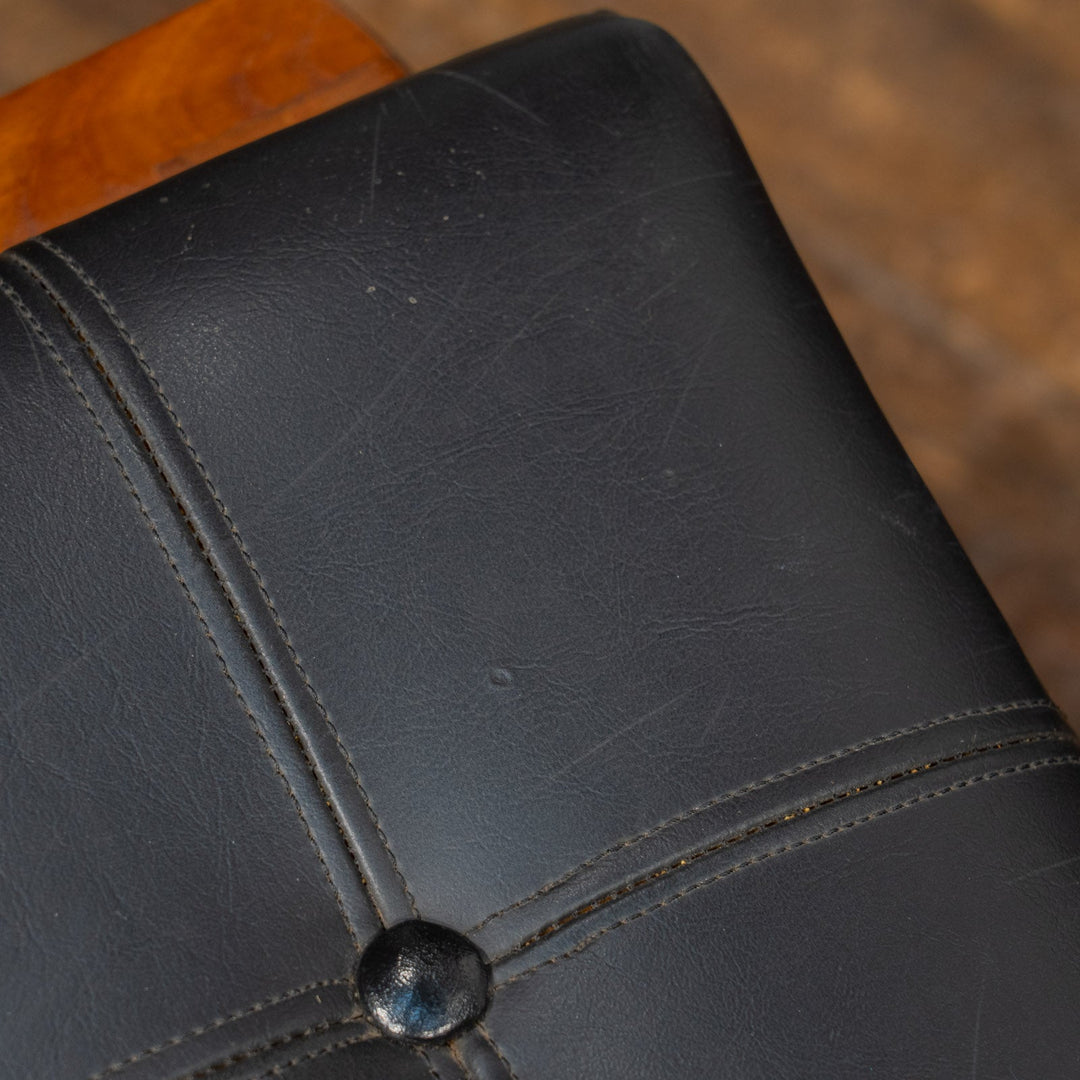 緩やかなカーブを描いたフレームが特徴的 チーク フットスツール /23E