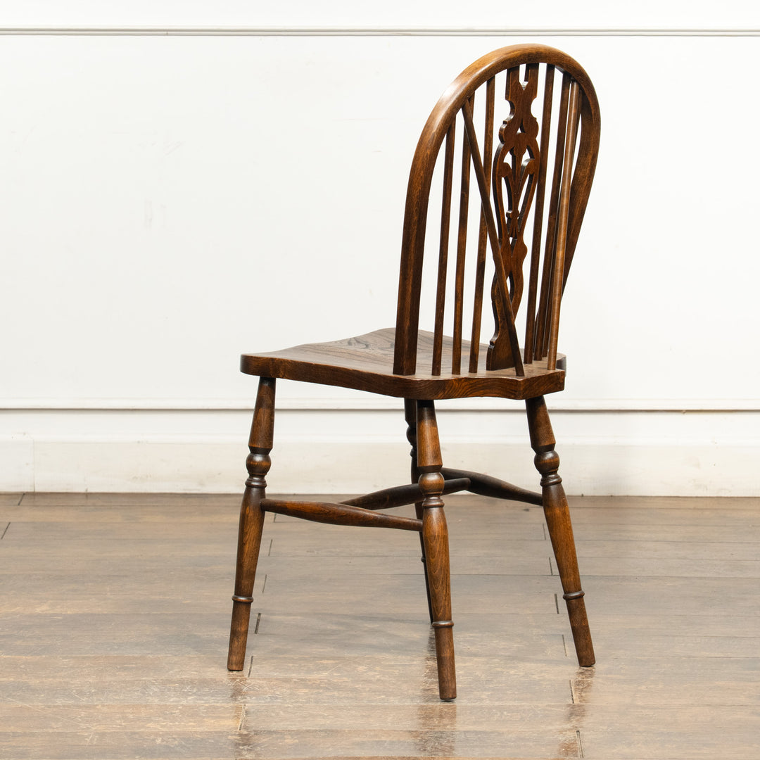3枚の羽根の紋章をモチーフにした透かし彫りが上品 プリンスオブウェールズ ウィンザーチェア /23G-4