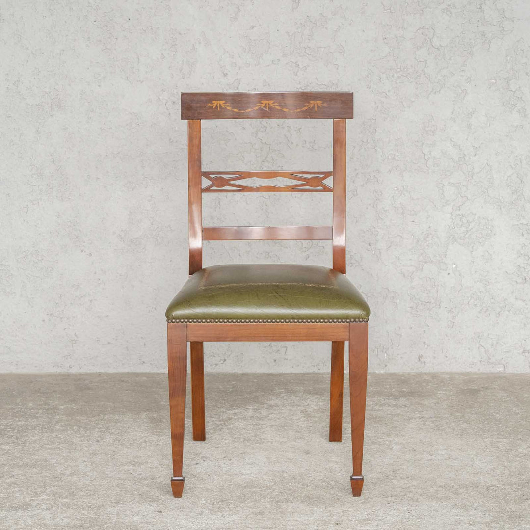 背もたれの透かし彫りやスペードフッドなど上品な装飾が魅力 ダイニングチェア /23E-1[m]