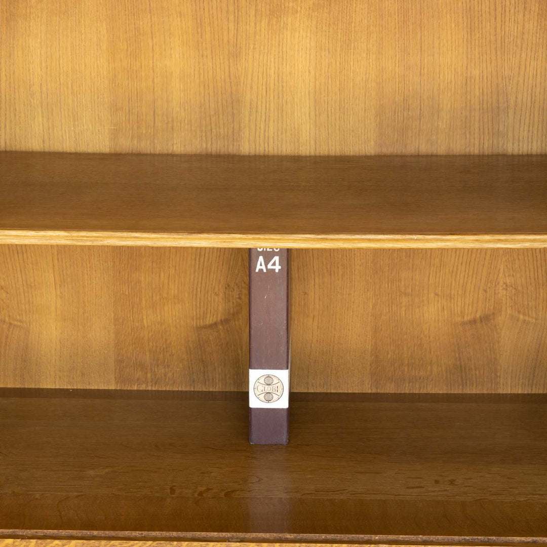 扉の美しい彫刻などフレンチならではの華やかな装飾が光る オーク キャビネット /23G-C[m]