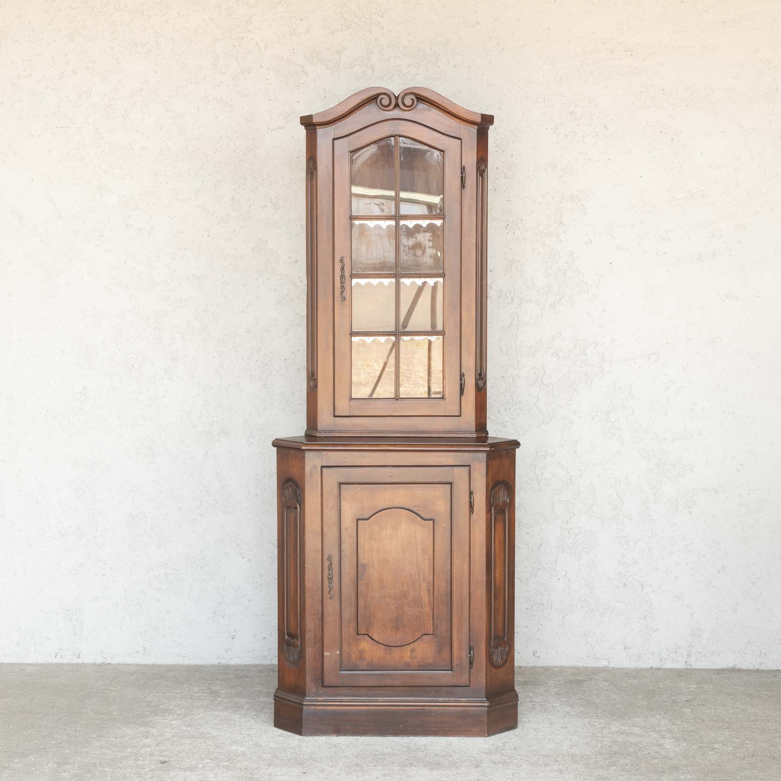 ガラス扉のフレームに施されたレースや紐の装飾が可愛らしい オーク