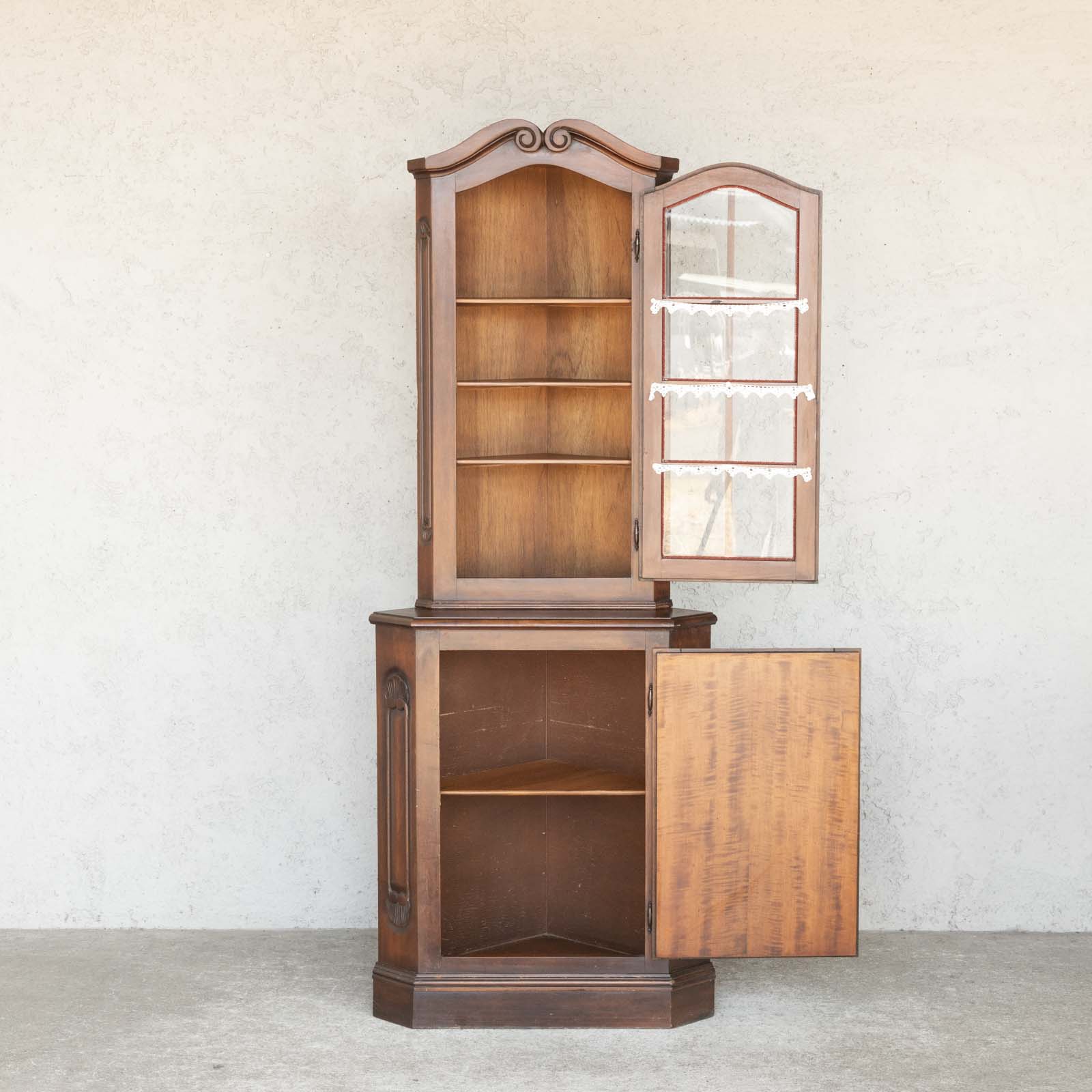 ガラス扉のフレームに施されたレースや紐の装飾が可愛らしい オーク