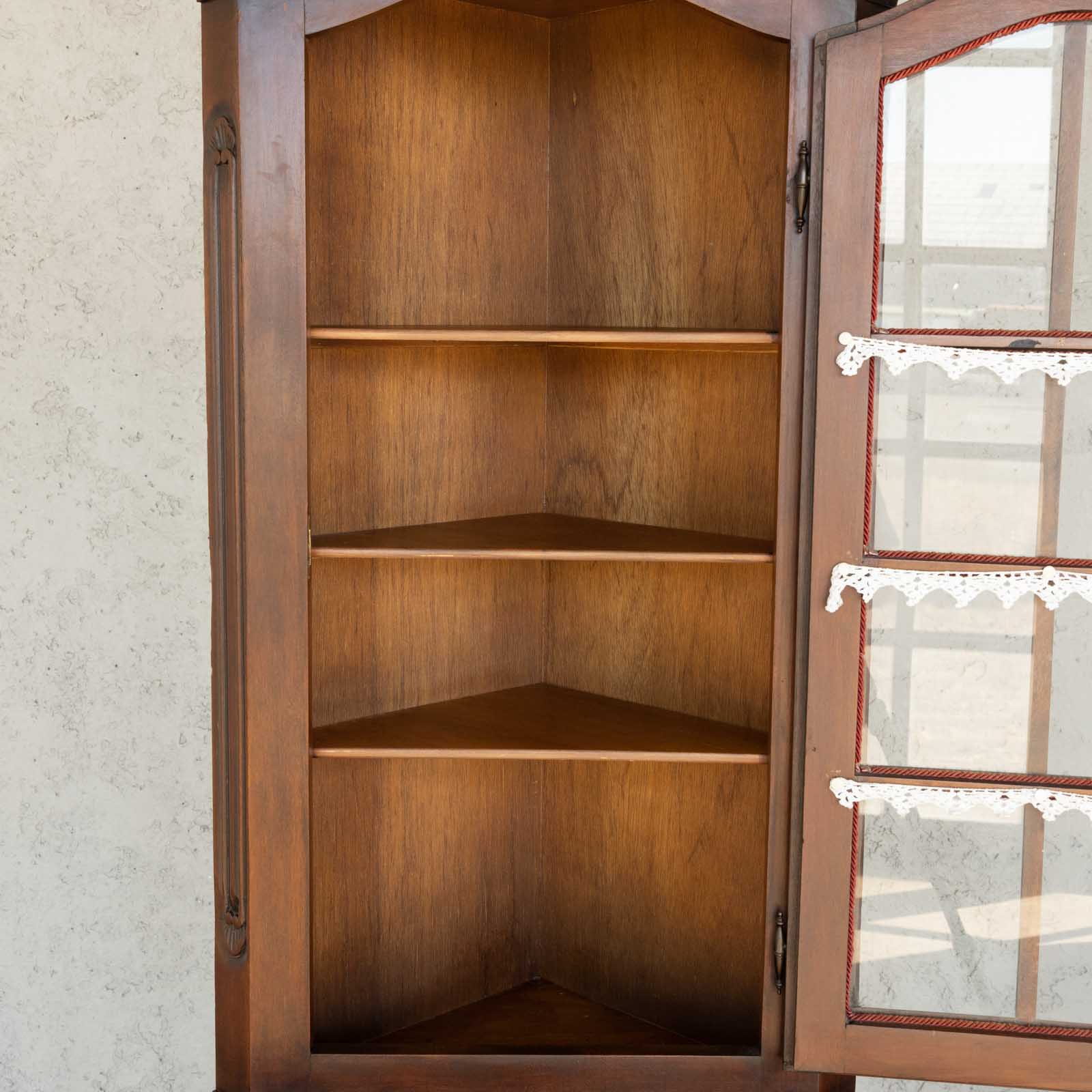 ガラス扉のフレームに施されたレースや紐の装飾が可愛らしい オーク