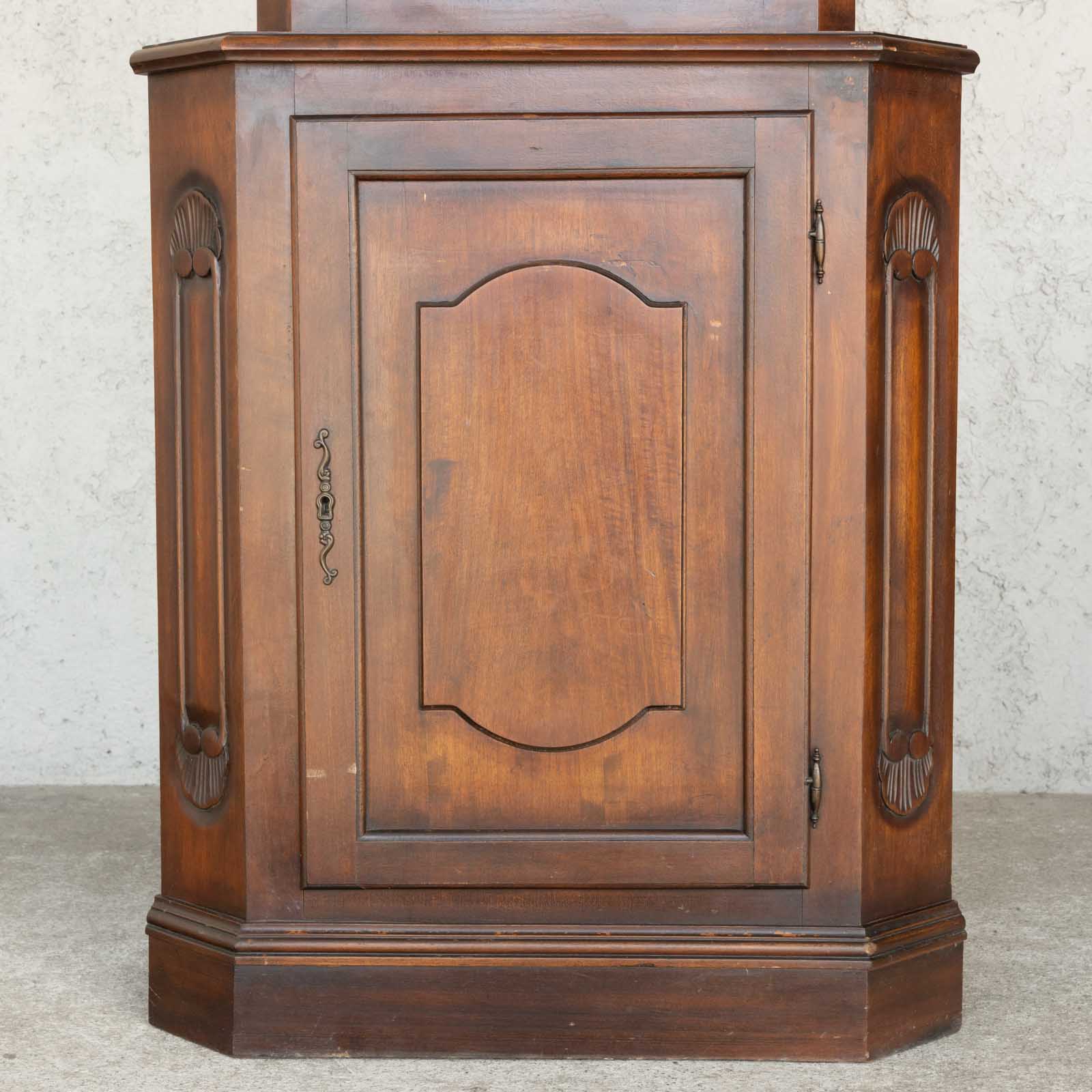 ガラス扉のフレームに施されたレースや紐の装飾が可愛らしい オーク