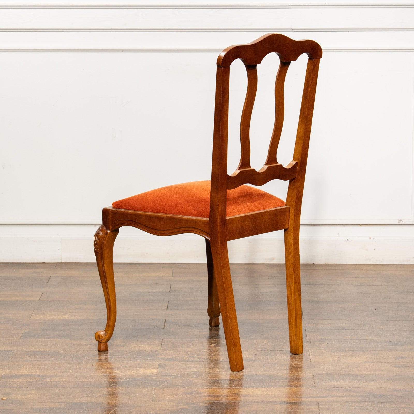 エレガントなデザインの背もたれにオレンジの座面が華やか オーク