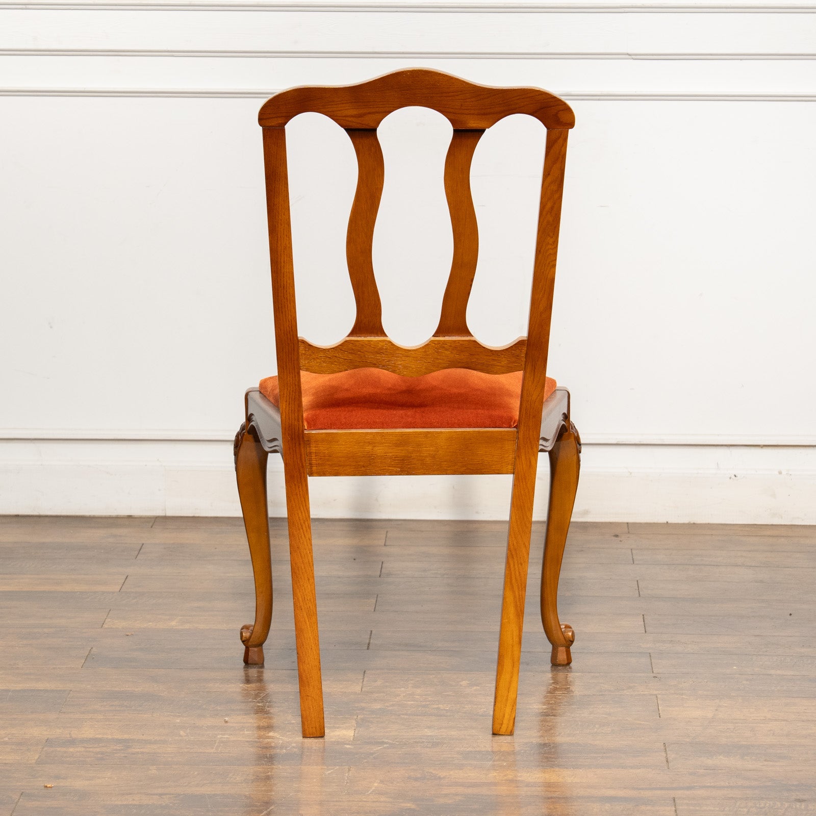 エレガントなデザインの背もたれにオレンジの座面が華やか オーク