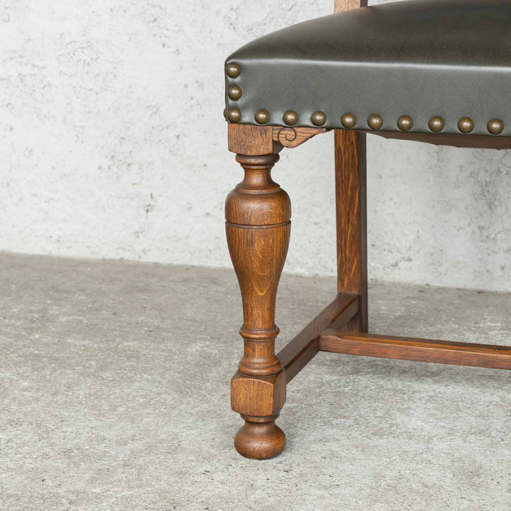 飾り気のないシンプルなフォルムが特徴的 クロムウェリアンスタイル ダイニングチェア /23G-3[m]