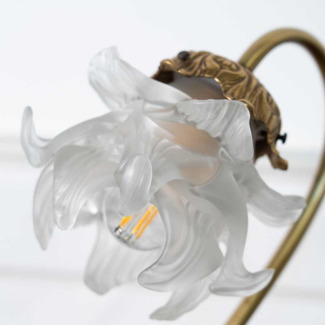 繊細な花びらの陰影が美しい フラワーモチーフ テーブルランプ 1灯 /23G-1[m]