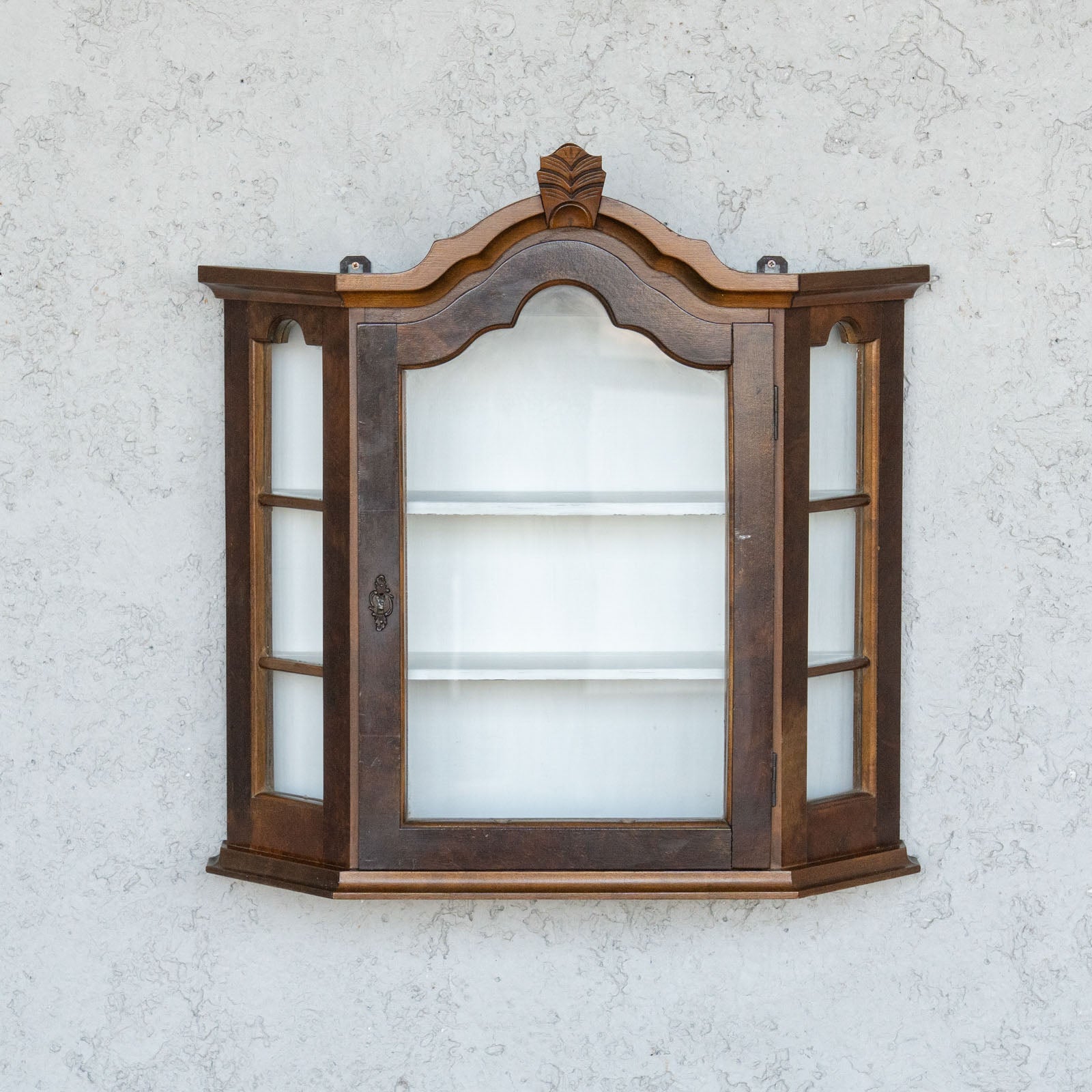 トップの柔らかなアーチが美しい オーク ガラス ウォールキャビネット