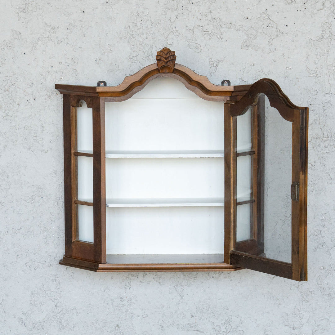 トップの柔らかなアーチが美しい オーク ガラス ウォールキャビネット /23G-C