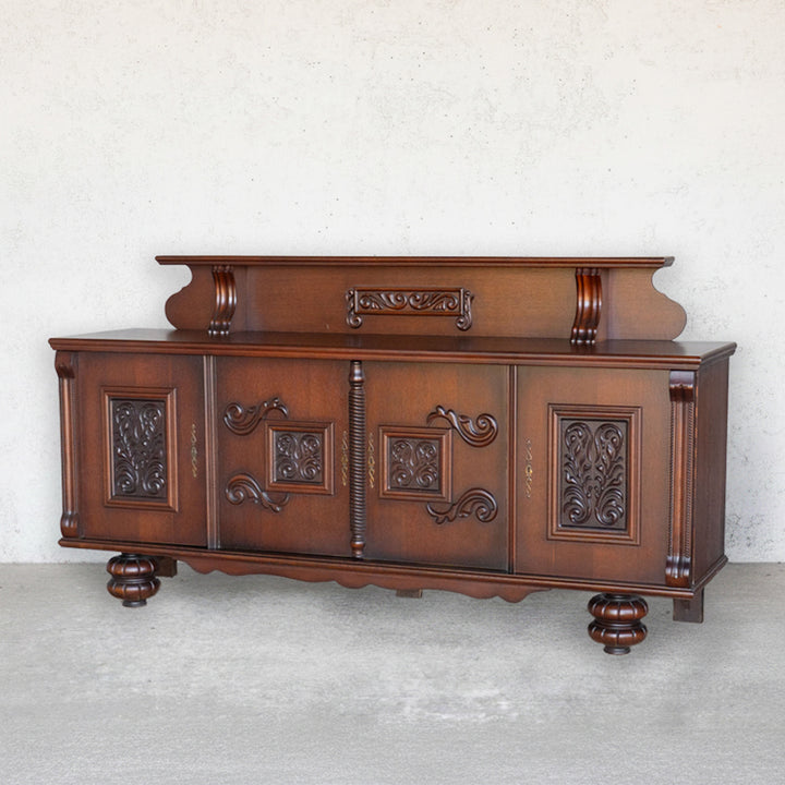 曲線と植物モチーフを組み合わせた美しい装飾が目を惹く サイドボード /23G