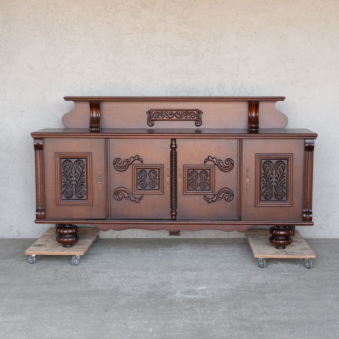 曲線と植物モチーフを組み合わせた美しい装飾が目を惹く サイドボード /23G