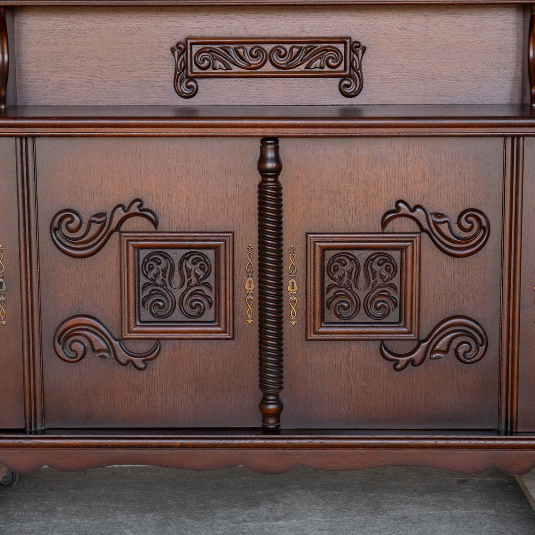 曲線と植物モチーフを組み合わせた美しい装飾が目を惹く サイドボード /23G