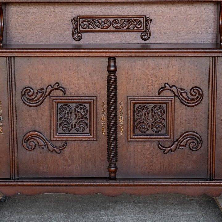 曲線と植物モチーフを組み合わせた美しい装飾が目を惹く サイドボード /23G